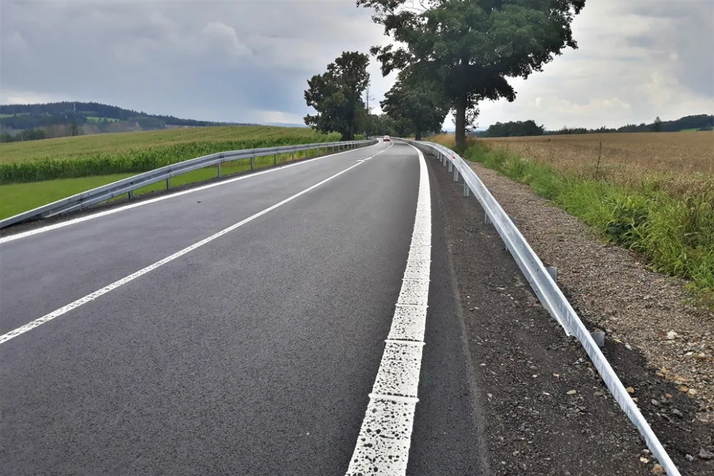 Hotovo! Řidiči od rána mohou projet úsekem na I/19. Musí si ale ještě hlídat rychlost