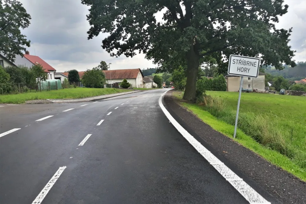 Hotovo! Řidiči od rána mohou projet úsekem na I/19. Musí si ale ještě hlídat rychlost