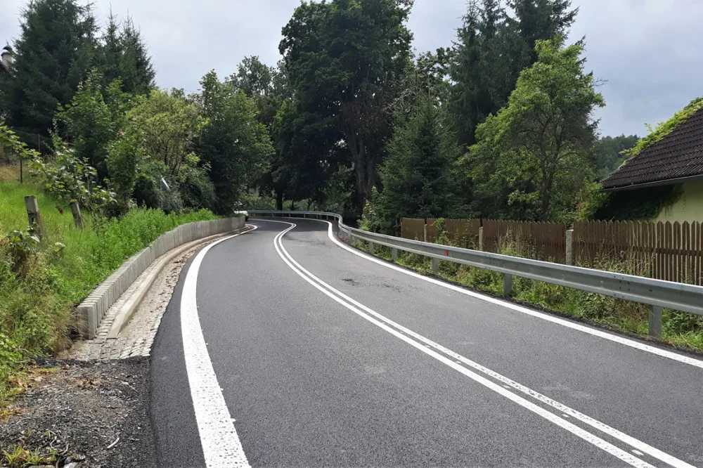 Hotovo! Řidiči od rána mohou projet úsekem na I/19. Musí si ale ještě hlídat rychlost