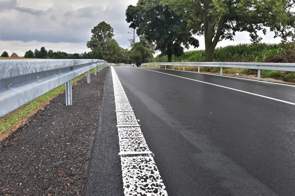 Hotovo! Řidiči od rána mohou projet úsekem na I/19. Musí si ale ještě hlídat rychlost