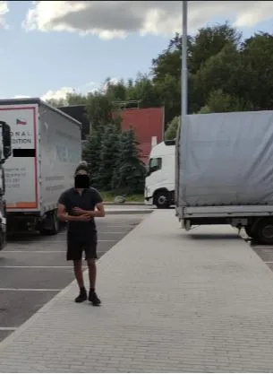 Nezletilý migrant cestoval na podvozku kamionu. Měl namířeno do Rakouska
