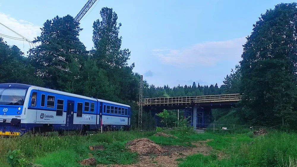 Rekonstrukce mostu na silnici II/602 pokročila. Podívejte se, jak to na místě vypadá