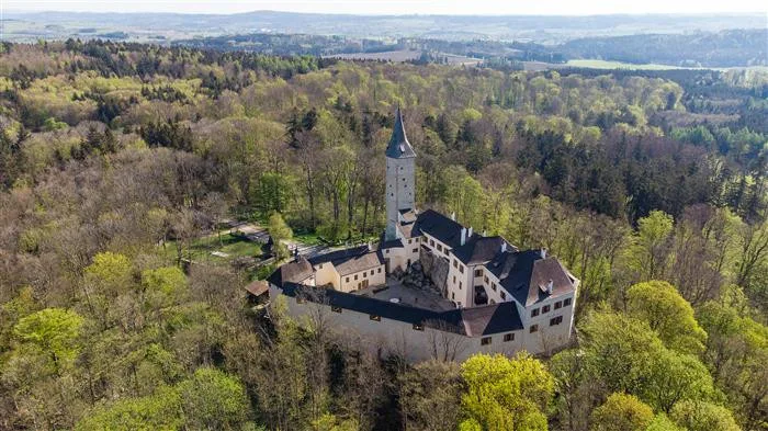 Na hrady Roštejn nebo Kámen do konce září za poloviční vstupné, studenti a děti zdarma