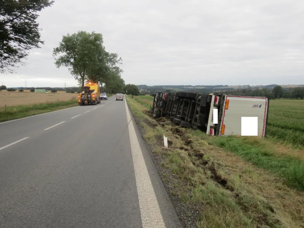 Řidič plně naloženého tahače během cesty popíjel, po havárii nadýchal 2,7 promile
