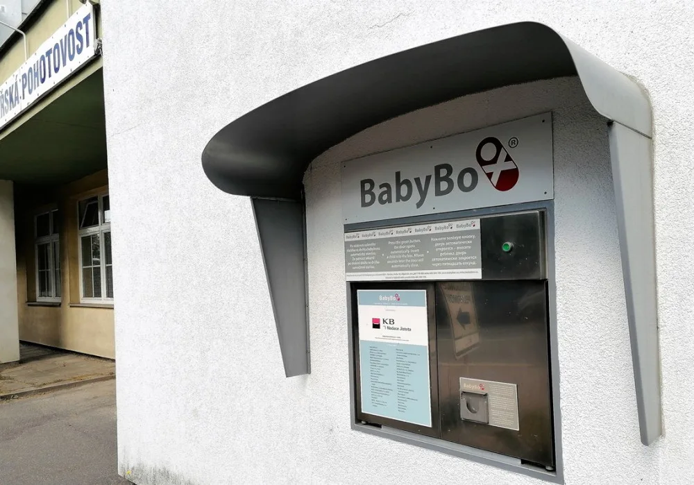 V ručníku a v červené tašce. V pelhřimovském babyboxu našli podchlazeného chlapce, dostal jméno Jaroslav 