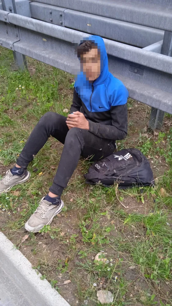 Z podvozku kamionu na D1 vypadl mladý Alžířan. Zranil se, skončil v nemocnici a pak na policii