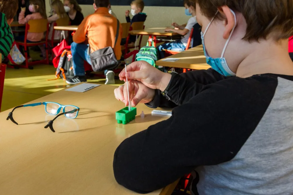 Do konce týdne musí být do škol na Vysočině rozvezeno více než 200 tisíc testů na covid