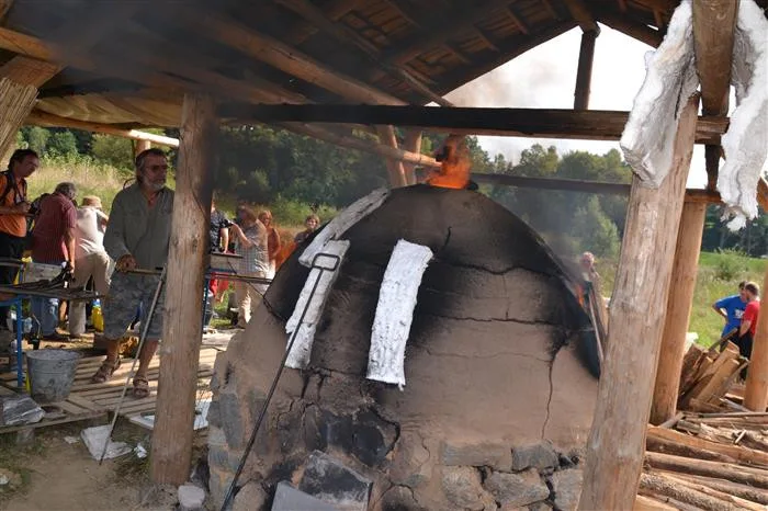 Sklářští mistři o víkendu rozpálí historickou pec. K tomu se bude vyrábět sýr a péct obilné placky