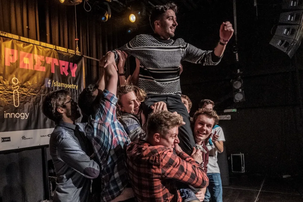 SLAM POETRY: Stovky diváků na poezii, žádný problém. Aneb kdo bude mistrem ČR 2020-21 ve slam poetry