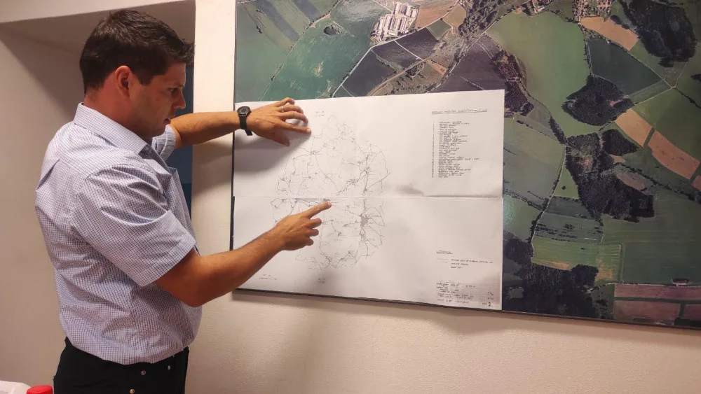 Starosta Dolní Cerekve Zdeněk Dvořák s mapou nově doloženého ochranného pásma