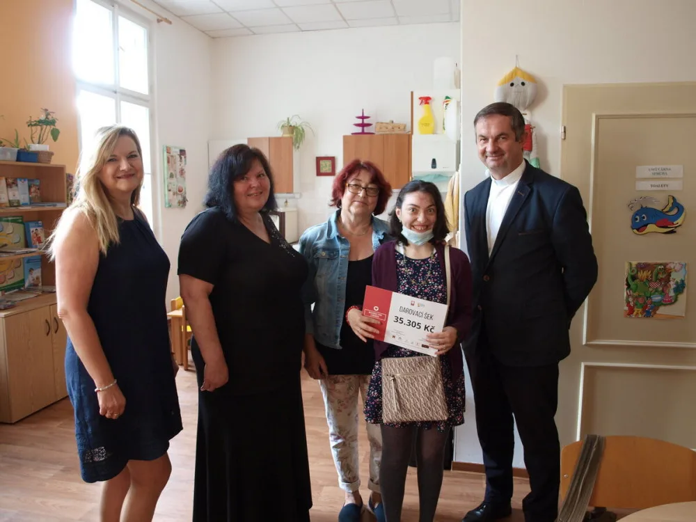 Lidunka má vážné tělesné a mentální postižení. Na bazárku se na ni vybralo 35 tisíc korun, peníze půjdou na nákup auta