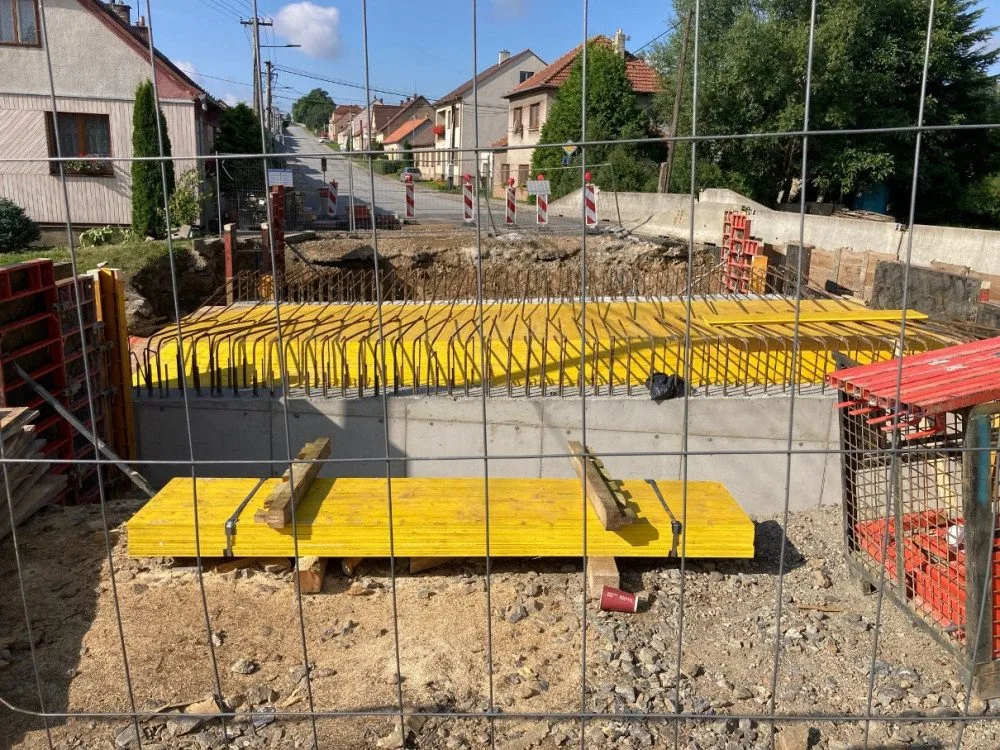 Řidiči by se po novém mostě v Předíně měli projet už na konci října