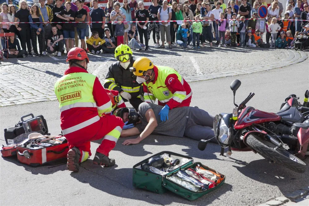 Den záchranářů ve Velkém Meziříčí: Lidé viděli nehodu motorkáře, který vyrazil v džínách a tričku