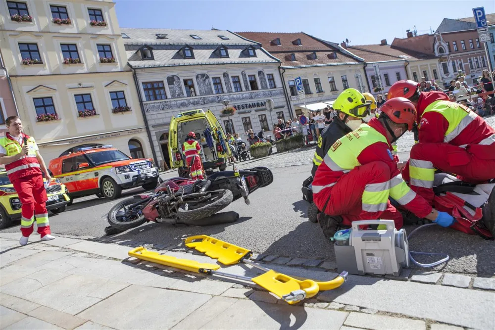 Den záchranářů ve Velkém Meziříčí: Lidé viděli nehodu motorkáře, který vyrazil v džínách a tričku