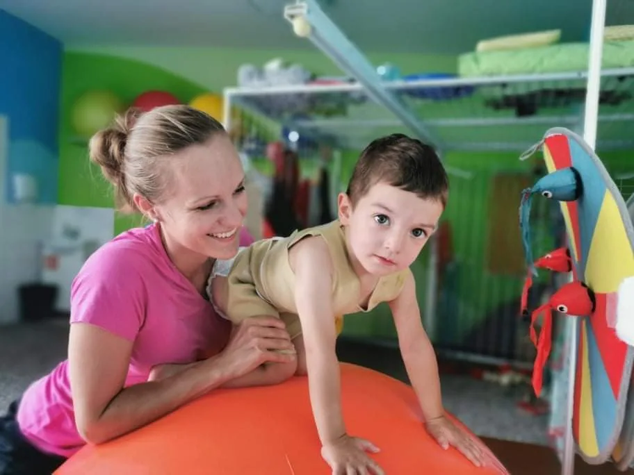 Tříletý Honzík při jedné z rehabilitací