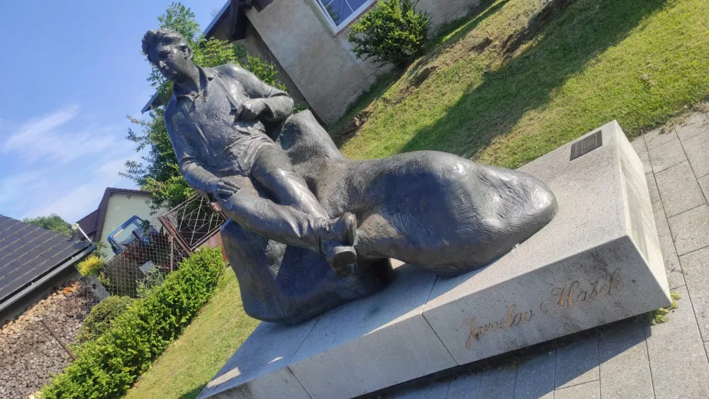 Podobizna Jaroslava Haška nedaleko lipnického hřbitova, kde je pochovaný