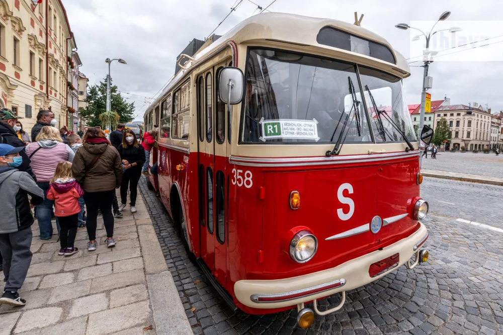 Lidé v Jihlavě zavzpomínali na doby, kdy ulice brázdily legendární Škodovky nebo Karosy 