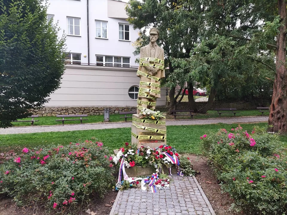 Zabaveno Ano-fertem! Řadu míst v ČR ohradila žlutá páska, k vidění je i v Jihlavě na soše T.G. Masaryka