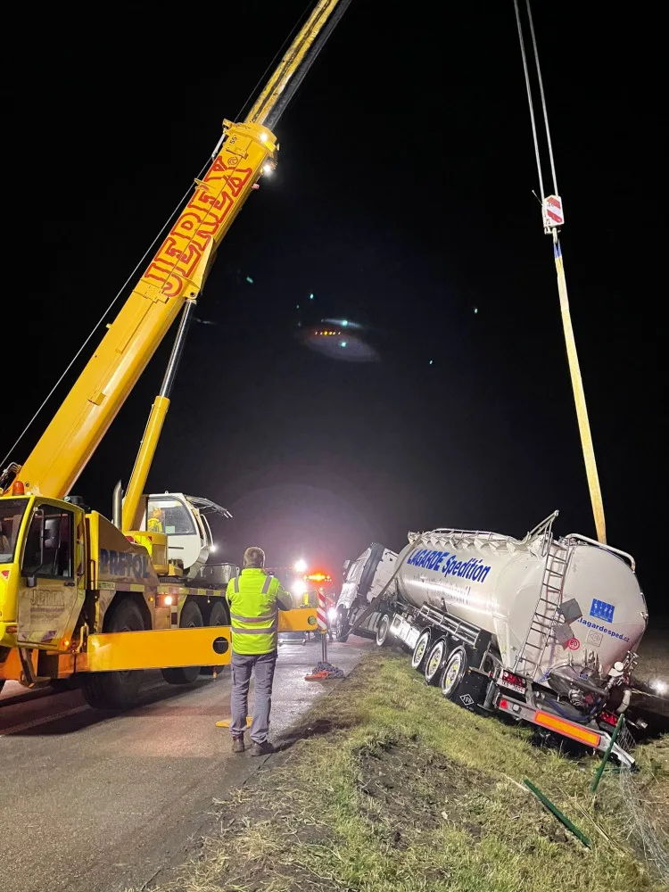 Havarovanou cisternu na D1, která vezla mléko, se před půlnocí podařilo vyprostit