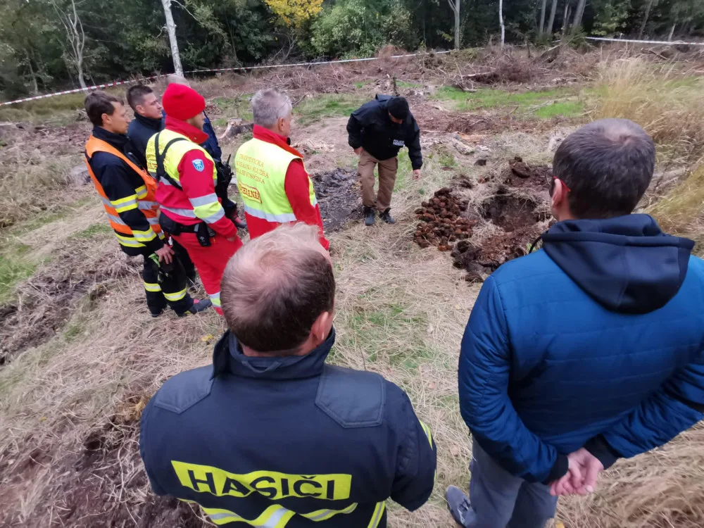 Detektor kovu našel rozbušky, hlásila žena na lince 158. Podívejte se, jak probíhala likvidace 77 granátů