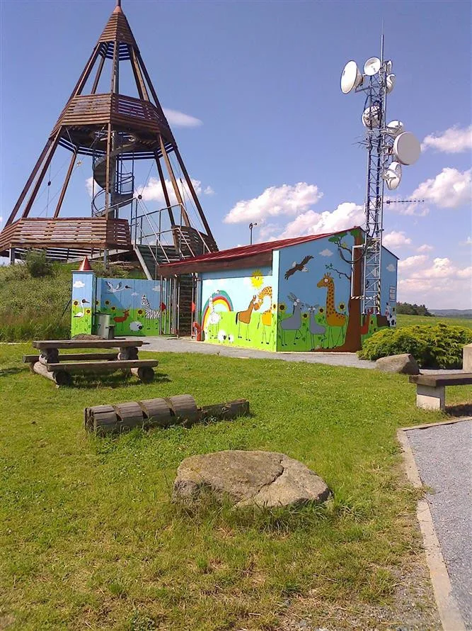 Tip na výlet: Za výhledem na zámek i vojenské letiště. Zajděte si na rozhlednu u Ocmanic