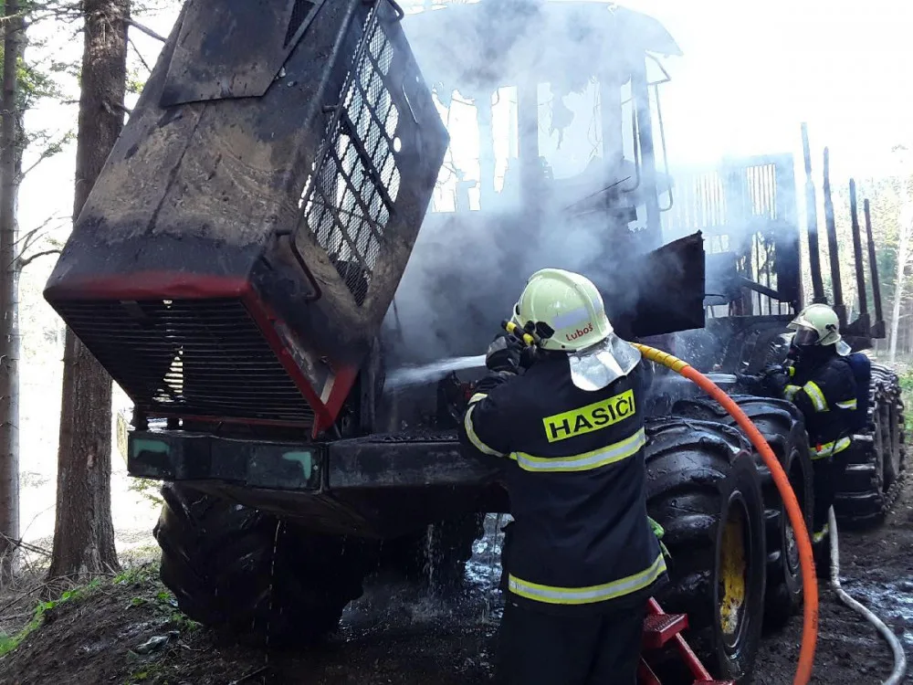 Hasiči zasahovali u požáru vyvážecí soupravy. Škoda se dostala k 1,5 milionu korun