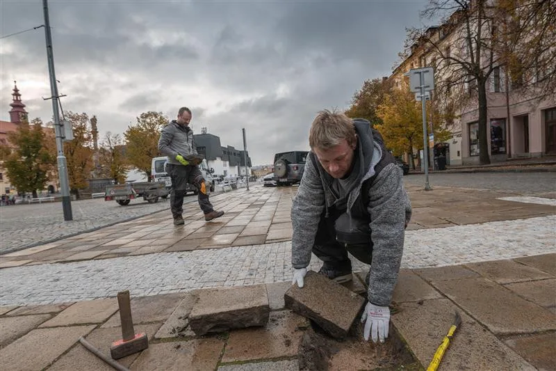 Méně vyviklaných dlaždic pod nohama. Město najalo dva údržbáře na drobné opravy chodníků a silnic