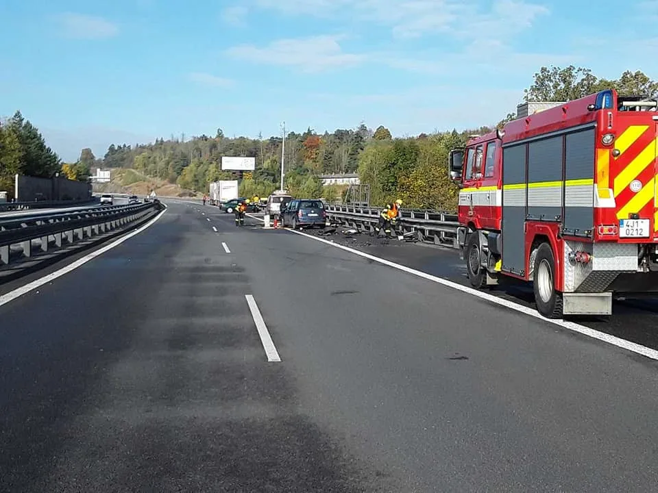 D1 na Vysočině stojí, srazilo se zde devět aut, pět lidí se zranilo. Zasahoval i vrtulník