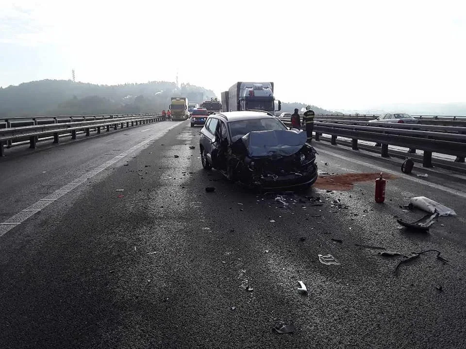 D1 na Vysočině stojí, srazilo se zde devět aut, pět lidí se zranilo. Zasahoval i vrtulník