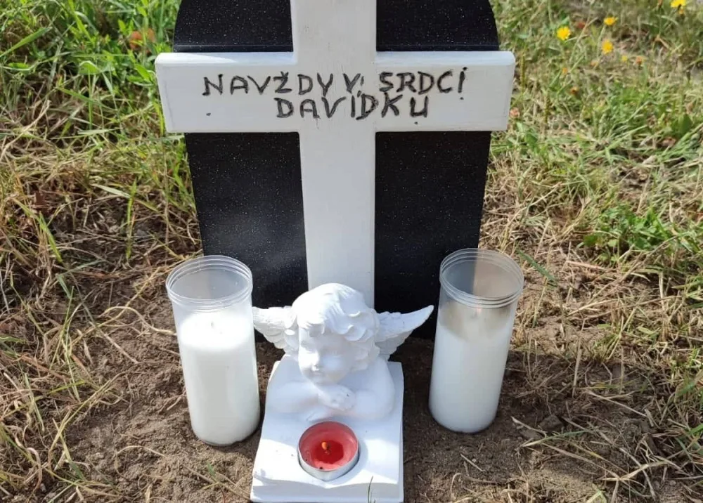 Památníček na místě nehody.