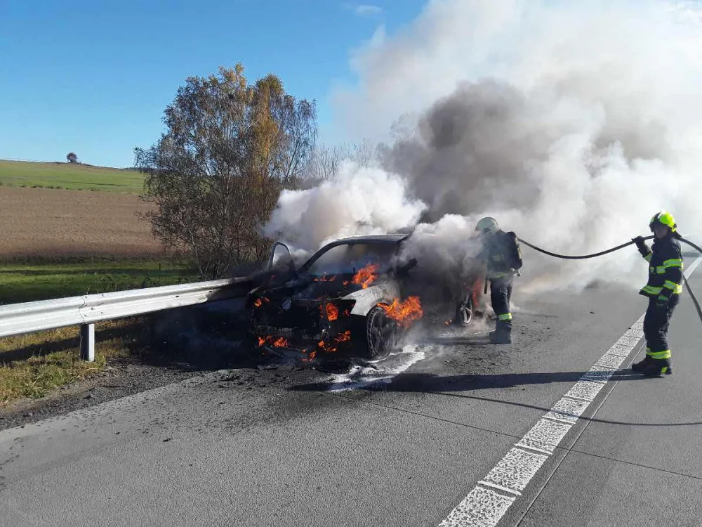 Na D1 hořelo Audi. Majiteli vznikla škoda 300 tisíc korun