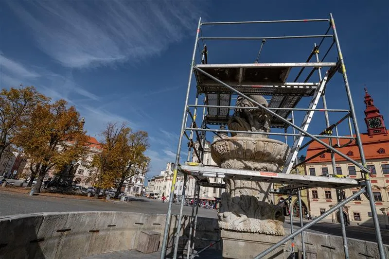 Kašny na Masarykově náměstí se dočkají oprav a sanace. Práce potrvají několik týdnů