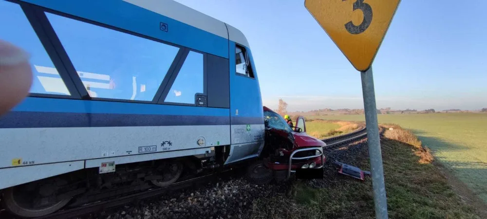 Na přejezdu na Jihlavsku se srazilo auto s osobákem. Řidič auta na místě zemřel