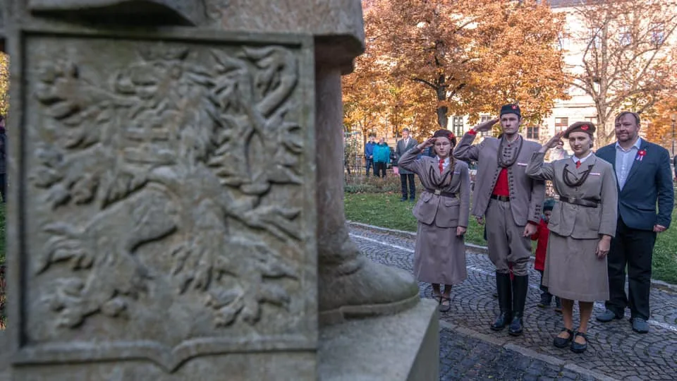Pieta u sochy T. G. Masaryka v Jihlavě. Lidé dnes vzpomínali na vznik Československa