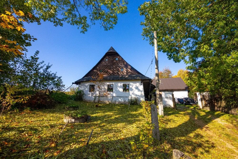 Tip na výlet: Barevný podzim na Žďársku. Stavte se do Krátké na roubenky jako z pohádky