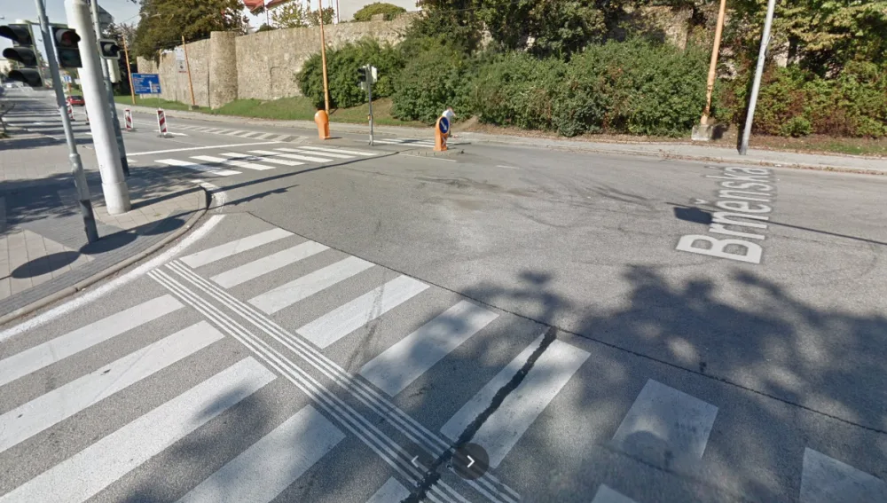 Nezletilá nerespektovala červenou na semaforu, u Cityparku vběhla do cesty osobnímu autu