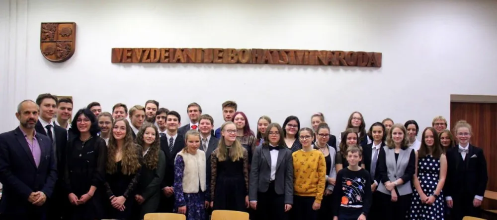 Studenti jihlavského gymnázia spouštějí Univerzitu třetího věku. Zván je úplně každý, lákají