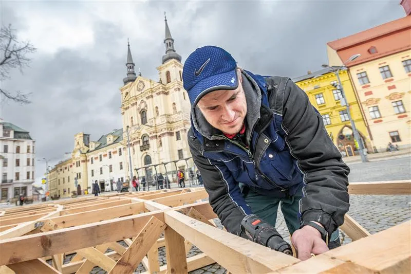 Přípravy kluziště na Masarykově náměstí jsou v plném proudu