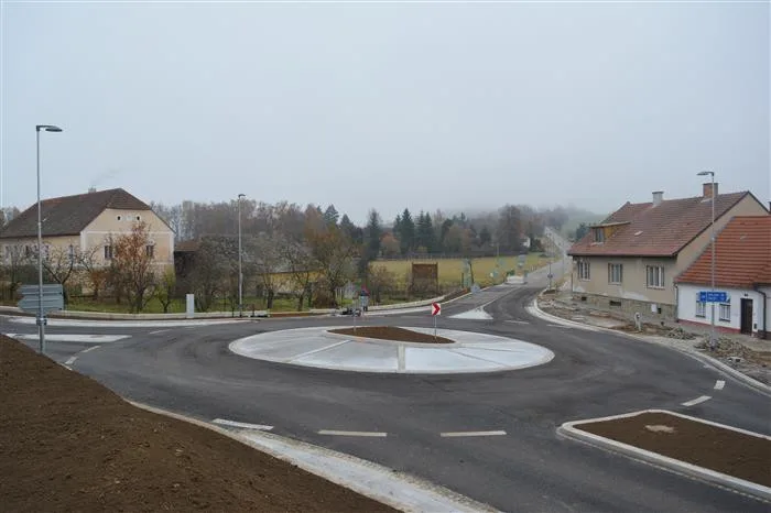 Další úleva pro řidiče. Během pondělí se otevře nový kruháč v Telči, modernizace na II/406 stála 81 milionů