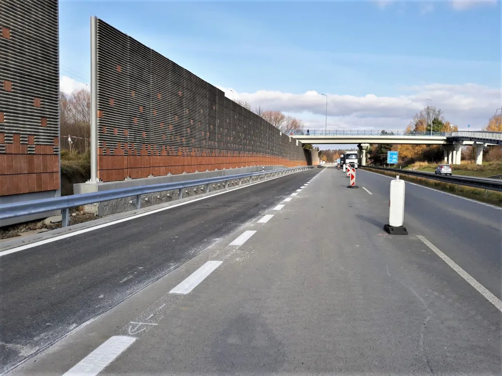 Protihluková stěna na I/38 je hotová. Dnes byl navíc obnoven sjezd do Pávova