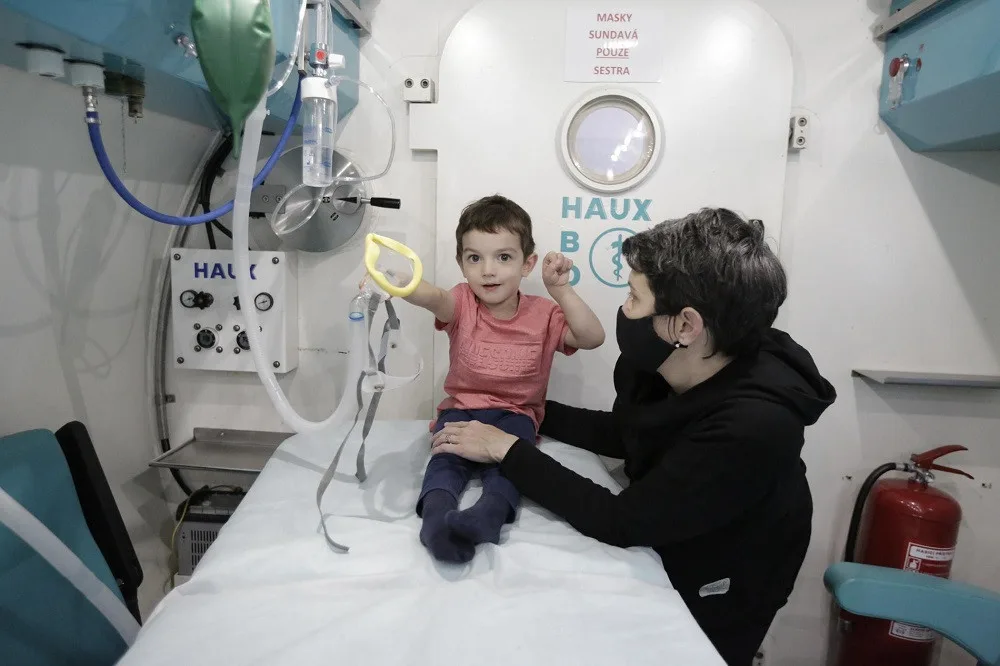 Honzík podstupuje léčbu v hyperbarické komoře