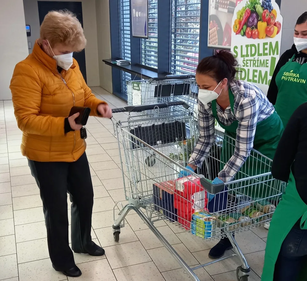 Štědří lidé v Jihlavě. Matkám samoživitelkám či bezdomovcům věnovali přes tunu potravin a drogerie