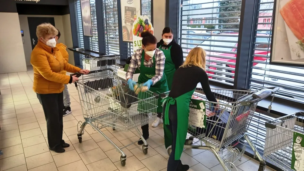 Štědří lidé v Jihlavě. Matkám samoživitelkám či bezdomovcům věnovali přes tunu potravin a drogerie