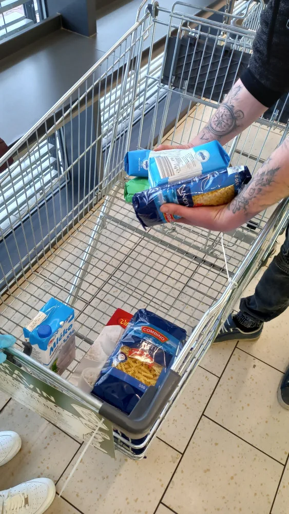 Štědří lidé v Jihlavě. Matkám samoživitelkám či bezdomovcům věnovali přes tunu potravin a drogerie