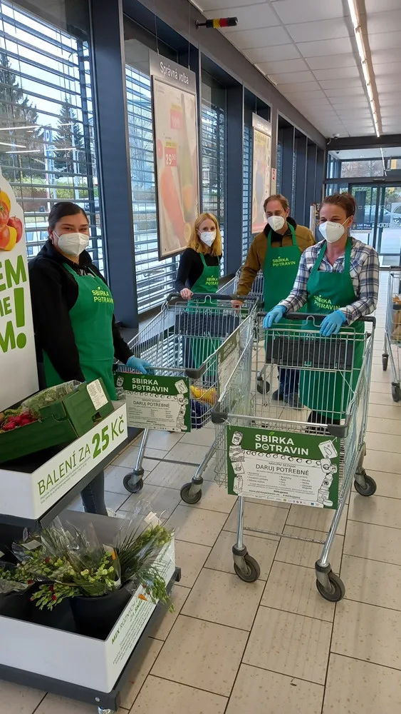 Štědří lidé v Jihlavě. Matkám samoživitelkám či bezdomovcům věnovali přes tunu potravin a drogerie