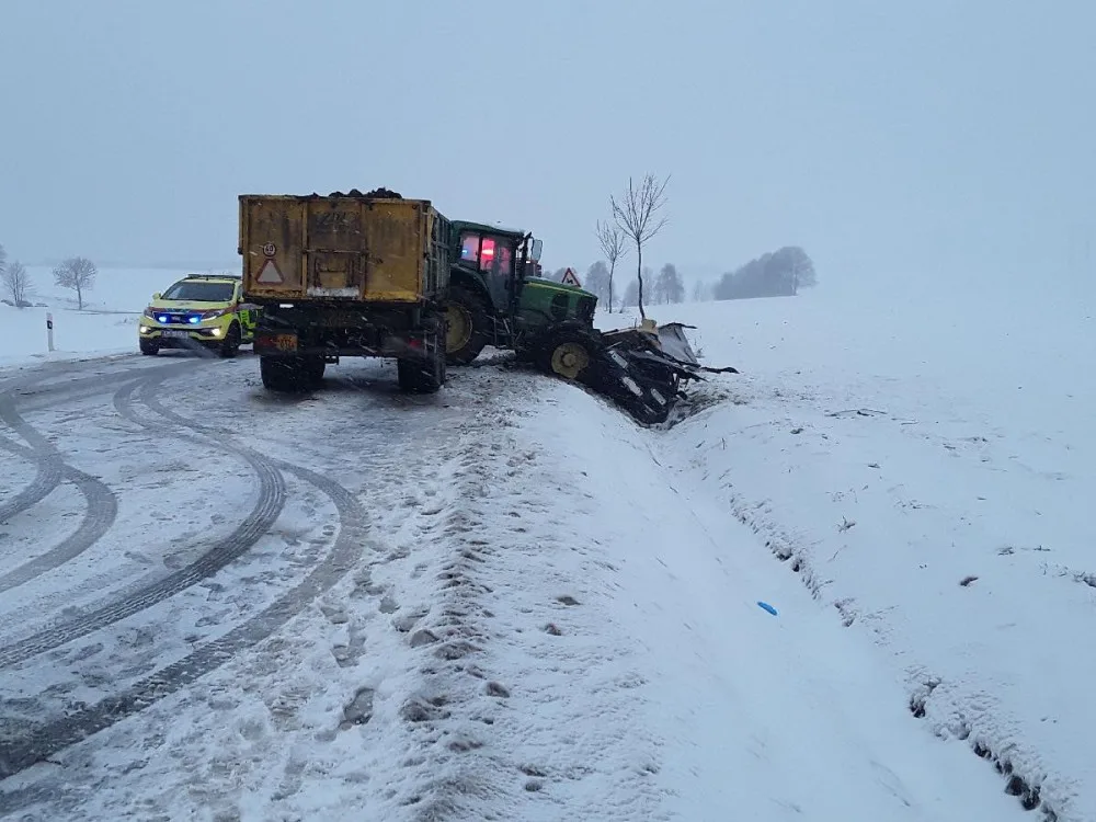 Střet traktoru s osobním autem u Rudolce