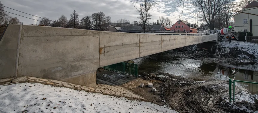 Přes řeku ve Starých Horách již po nové lávce. Původní zelenou nahradila moderna