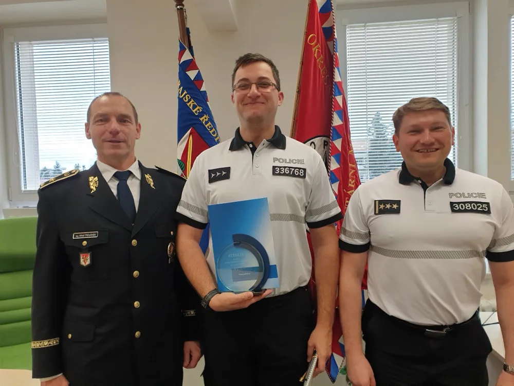 Zleva policejní ředitel Miloš Trojánek, oceněný policista Jakub Šeba a David Jirák, vedoucí odboru služby dopravní policie