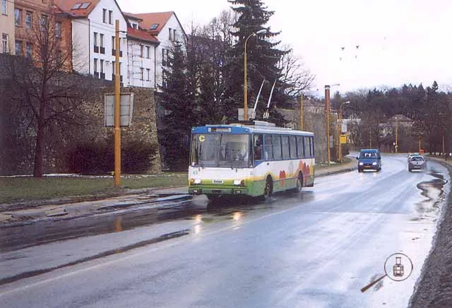 Trolejbus 14Tr projíždí pod historickým centrrem po Brněnské ulici, rok 2002