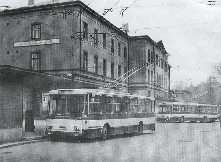 Trolejbusy Škoda 14Tr na konečné před Hlavním nádražím v roce 1986